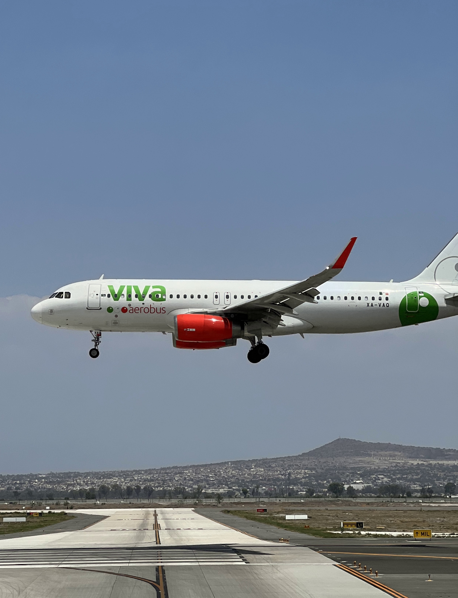 A320 de vivaaerobus aterrizando