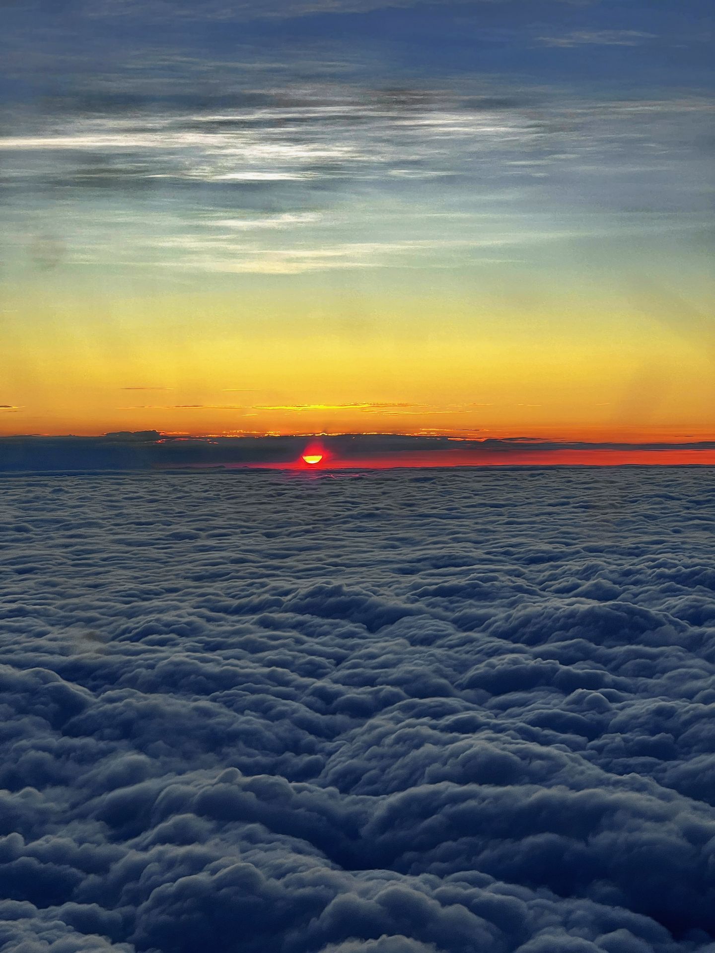 Atardecer sobre nubes