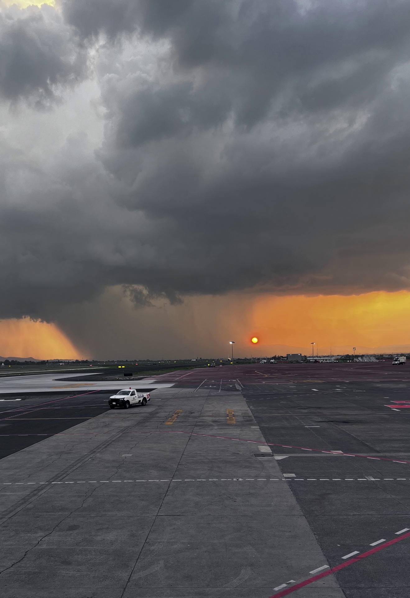 Tormenta en Aeropuerto al atardecer